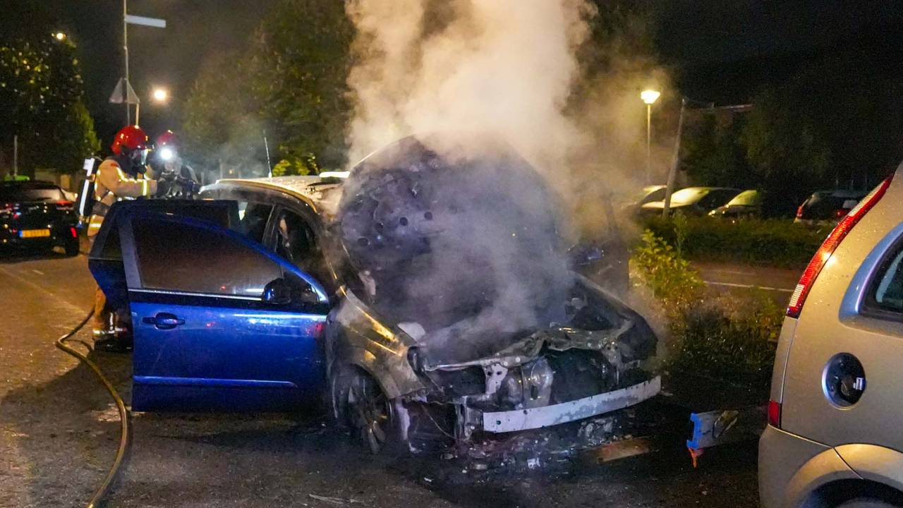 Hoe de autobrand kon ontstaan, wordt onderzocht.