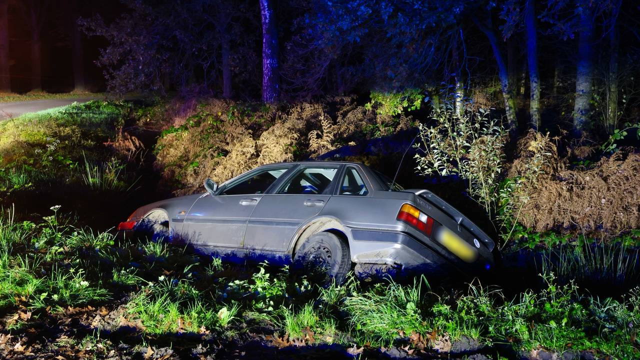 De auto belandde in een greppel naast de Van Coehoornweg in Oirschot (foto: Sander van Gils/SQ Vision). 