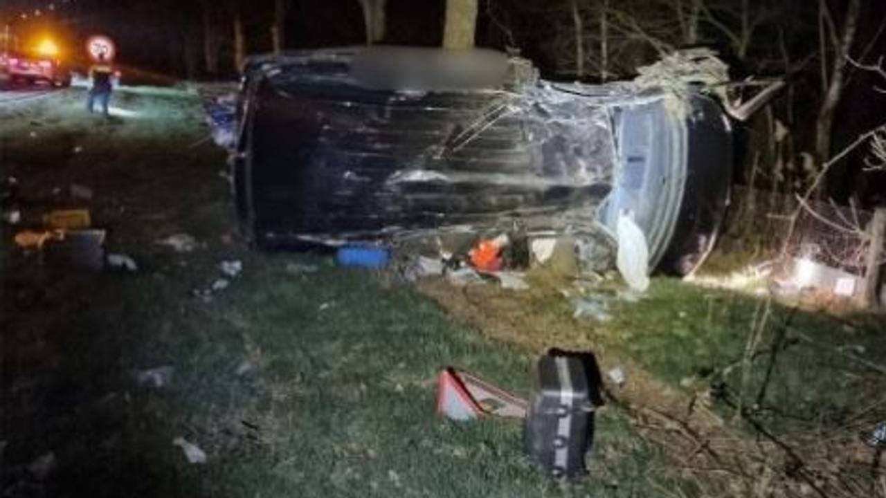 Het bestelbusje kwam op zijn kant terecht (foto: politie Tilburg).