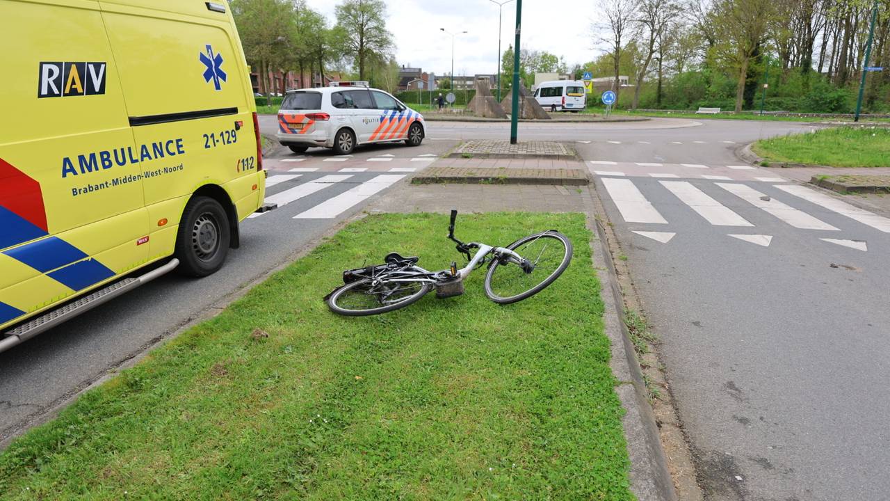 Fietser aangereden op rotonde (foto: Saskia Kusters/SQ Vision).