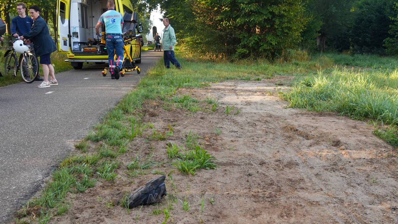 Jongen gewond na botsing, vriend brengt scooter eerst naar huis.