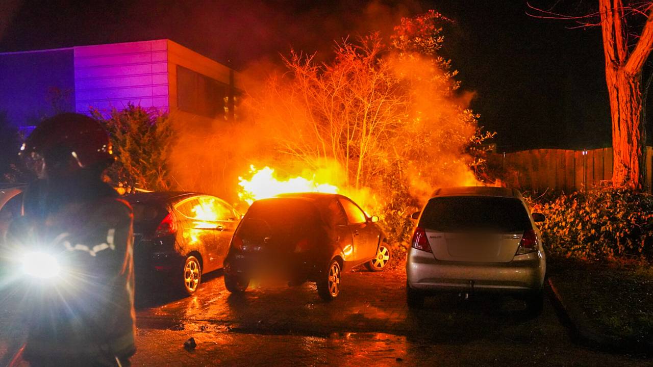 De autobrand in Geldrop aan de Roelantlaan (foto: Dave Hendriks / SQ Vision).