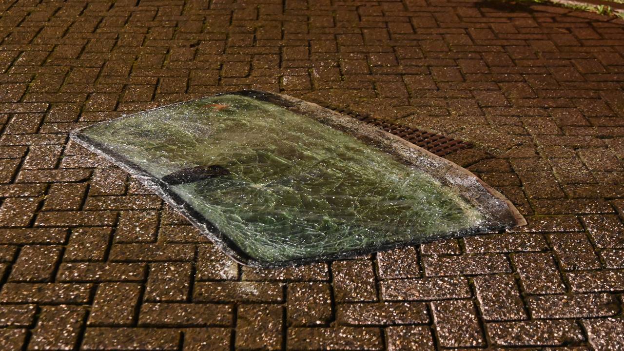 De voorruit van de auto belandde door de ontploffing lag op de Oede van Hoornestraat (foto: Perry Roovers/SQ Vision).