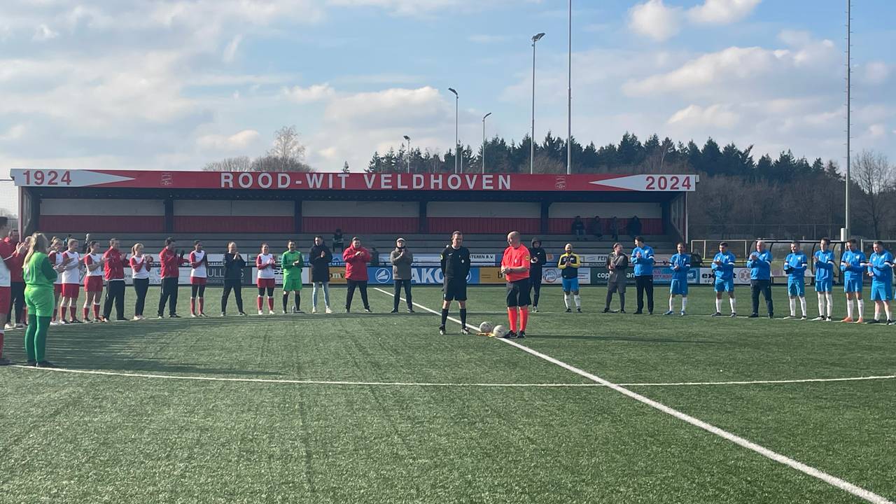 Alle teams van SV Rood-Wit in Veldhoven applaudisseerden voor de wedstrijd voor de mishandelde scheidsrechter (Foto: Imke van de Laar)