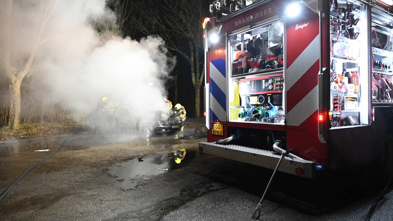 De brandweer was snel aanwezig, maar kon niet voorkomen dat de auto aan de Grote Houw verloren ging (foto: Perry Roovers/SQ Vision).