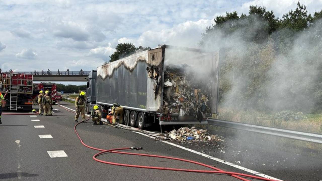 Vrachtwagen met afval in brand: A2 richting Eindhoven nog uren dicht