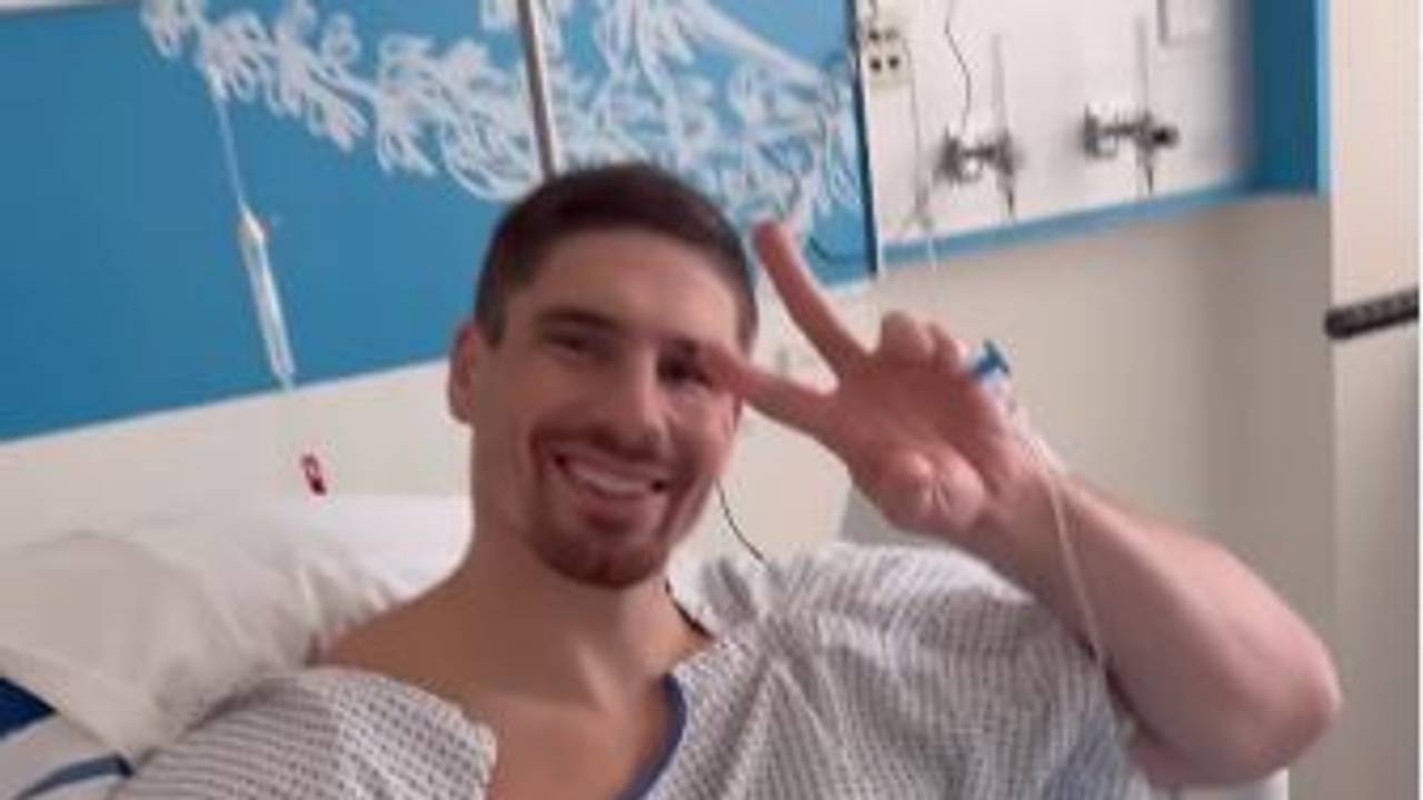 Rico Verhoeven bedankt chirurgen na zijn succesvolle operatie.(Foto: Instagram Rico Verhoeven)