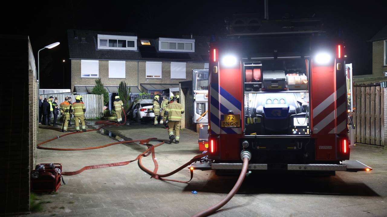 De verwoeste auto was geparkeerd op een binnenplaats aan de achterkant van rijtjeshuizen (foto: Sander van Gils/SQ Vision). 