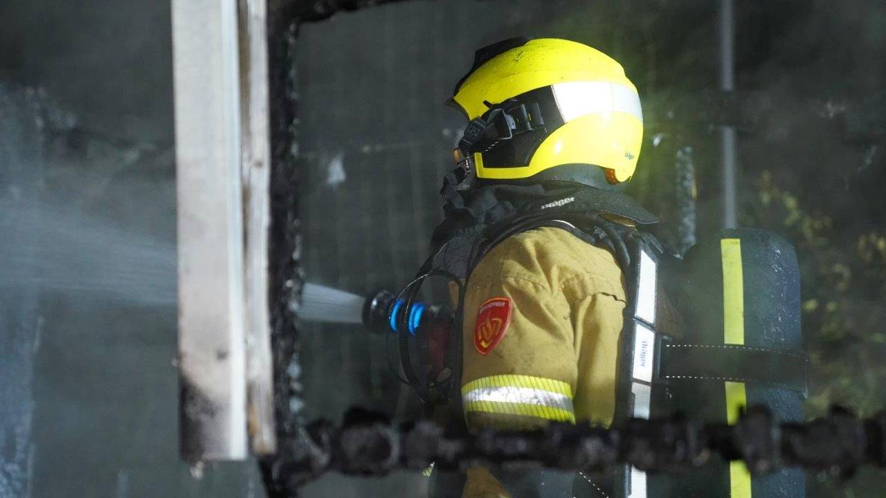De brandweer bluste de keet in Den Bosch (foto: Bart Meesters).