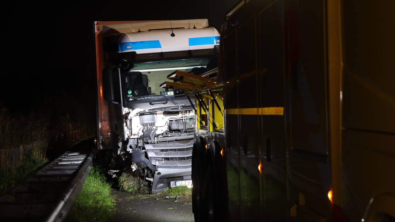 Vrachtwagen crasht op A2 bij Boxtel, wegdek na ongeluk vol diesel en zand.