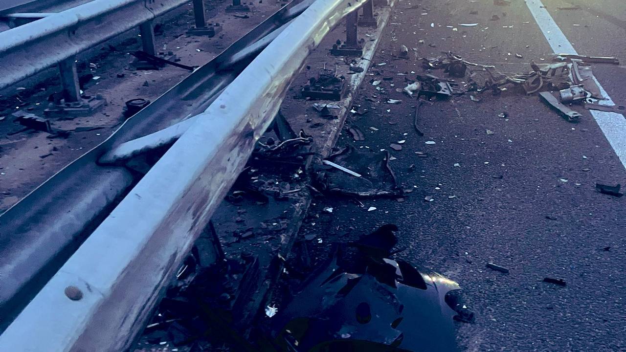 De vangrail van de A50 bij Veghel raakte bij de crash aanzienlijk beschadigd (foto: X/Wis_Robert).