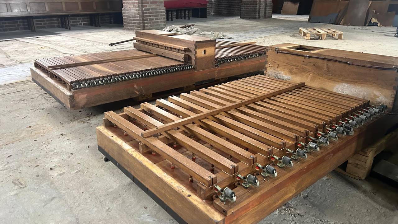 Het orgel wordt plankje voor plankje uit elkaar gehaald (foto: Dtv Nieuws).
