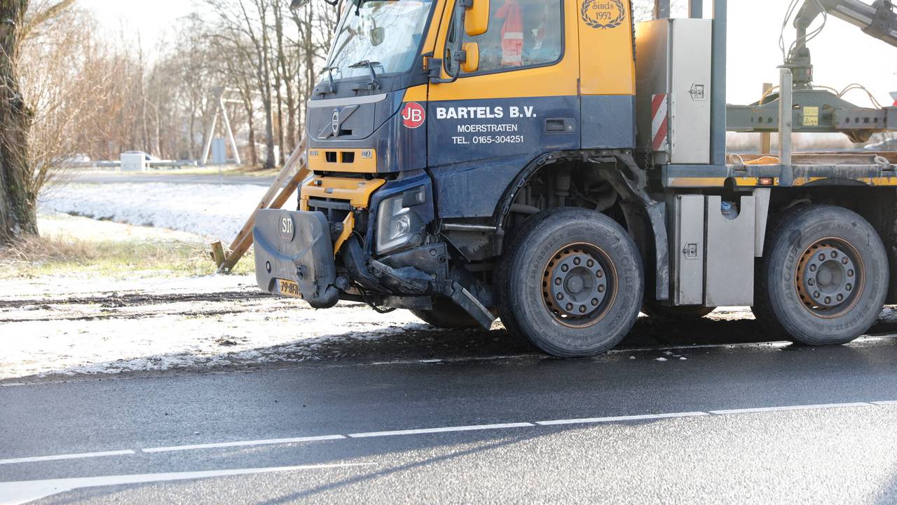 De vrachtwagenchauffeur kon ondanks de schade aan zijn vrachtauto verder rijden (foto: Christian Traets/SQ Vision).