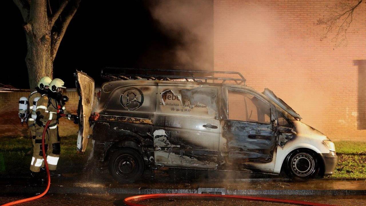 Bestelbus door brand verwoest (foto: Bart Meesters/SQ Vision).