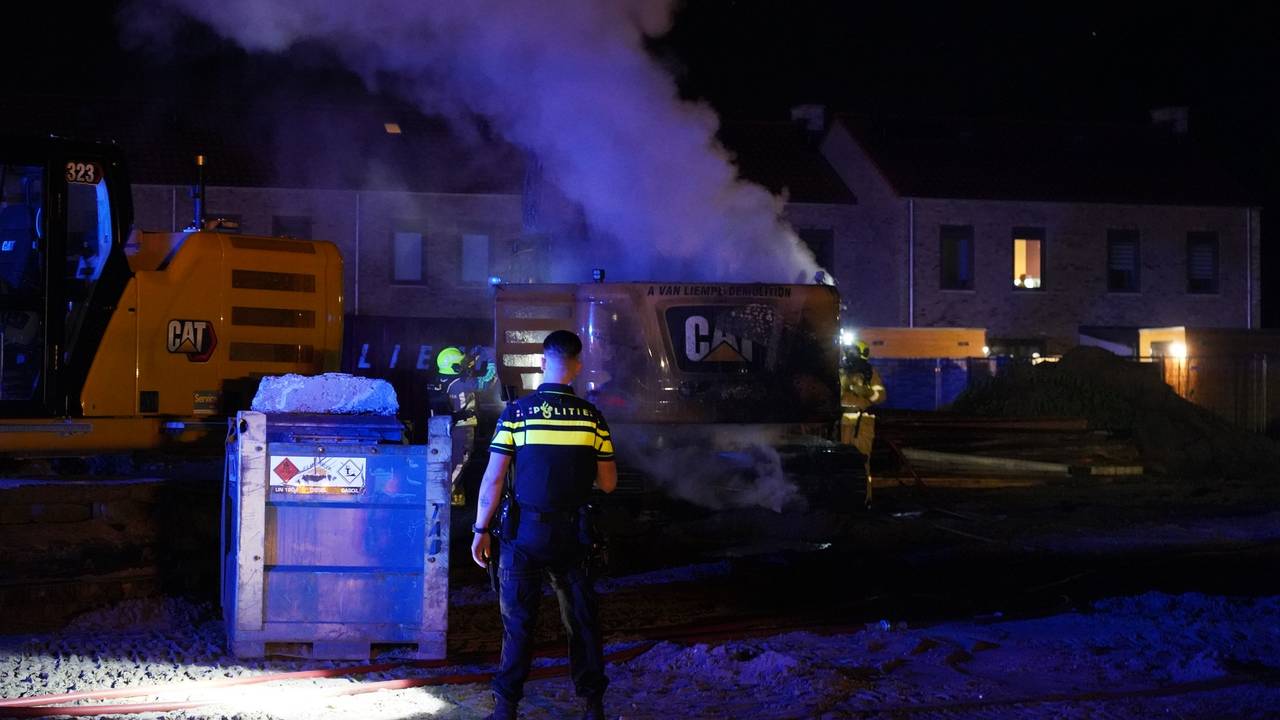 De brandende graafmachine in Rijen werd rond halfeen zaterdagnacht ontdekt (foto: Jeroen Stuve/SQ Vision).