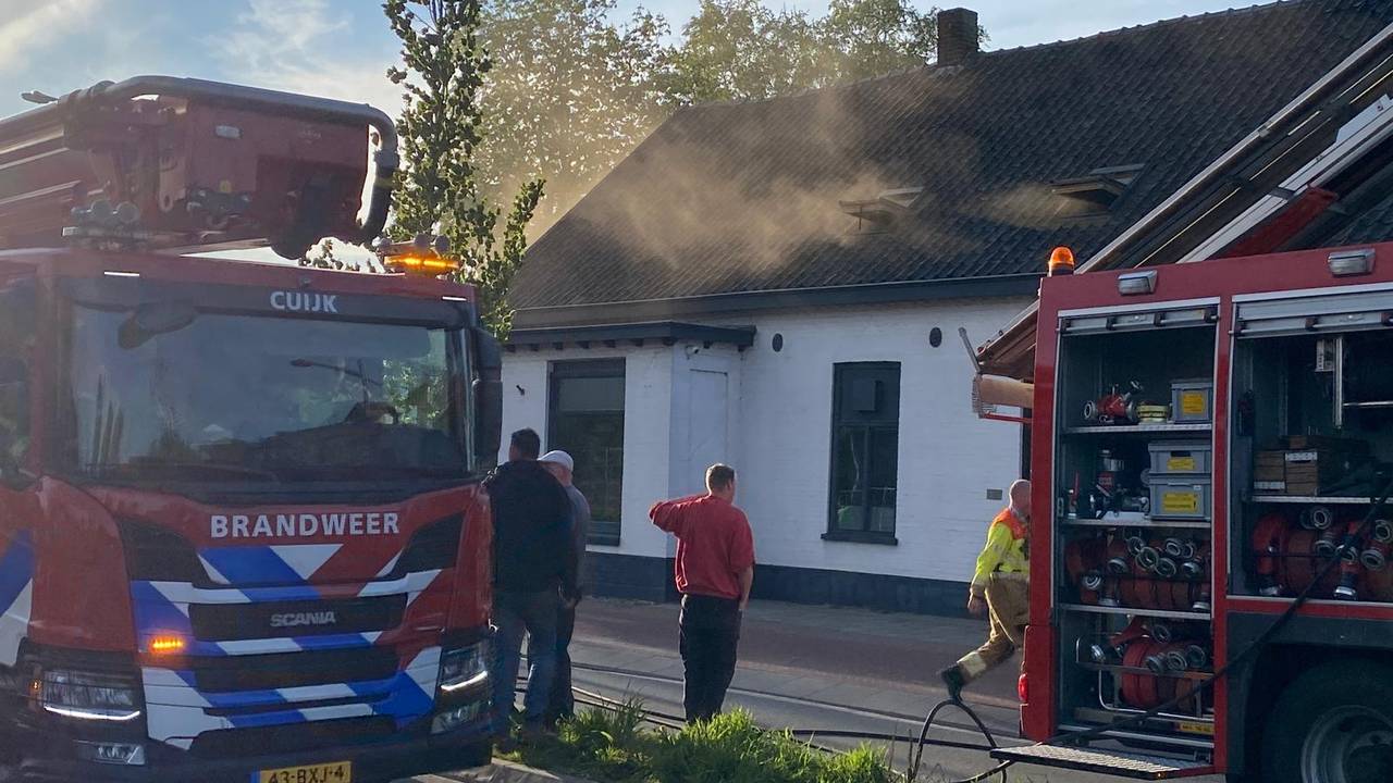 Veel rook uit een café in Sint Hubert (foto: Geert Verstegen).