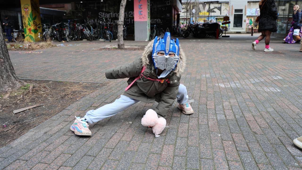 Hana beweegt als een echte Transformer terwijl ze kijkt naar de Lampegatse optocht (foto: Lobke Kapteijns). 
