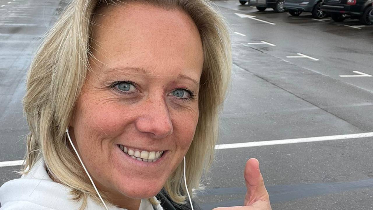 Kelly Vos op het parkeerterrein bij Schiphol. 