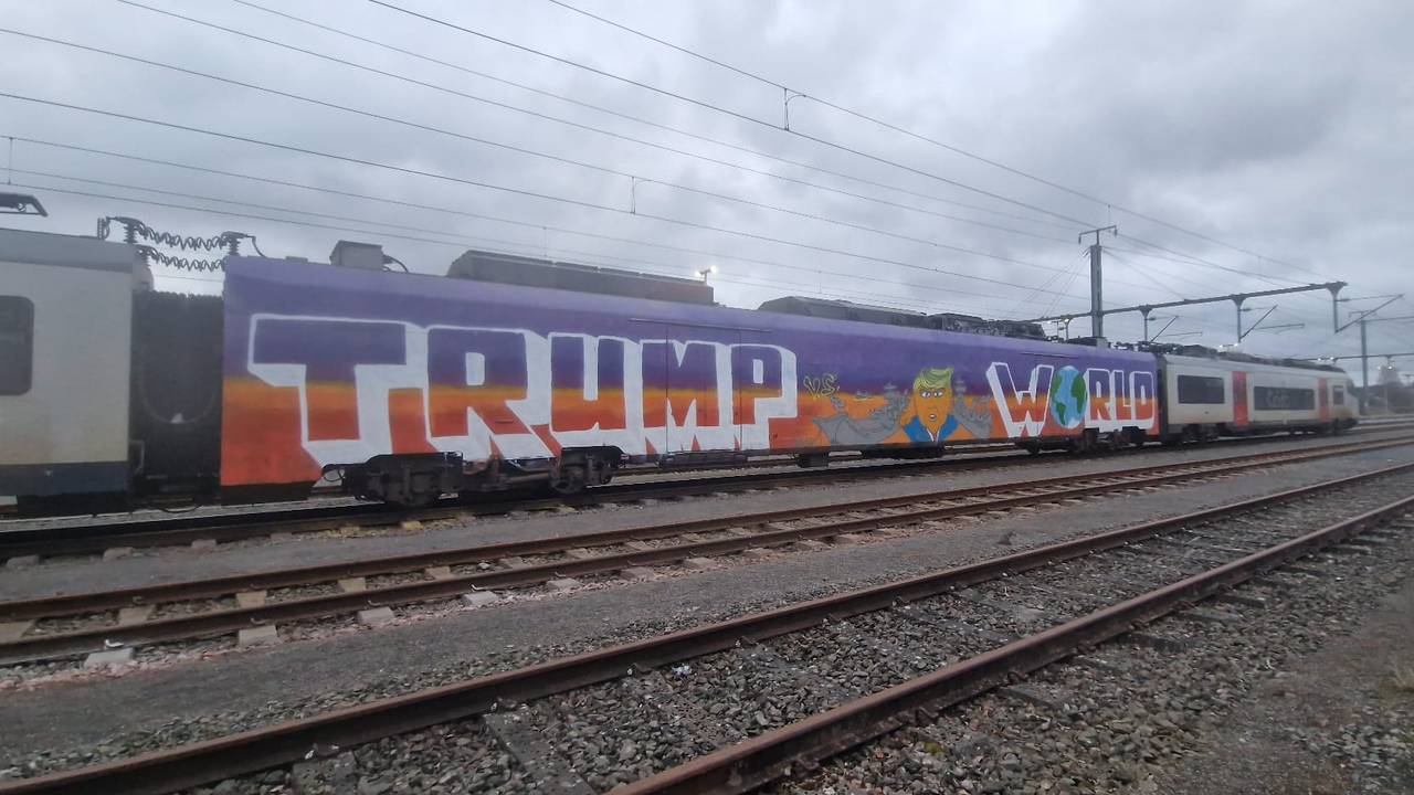 Het resultaat van een nacht lang doorwerken aan een trein: Trump vs World (foto: Seyar.)