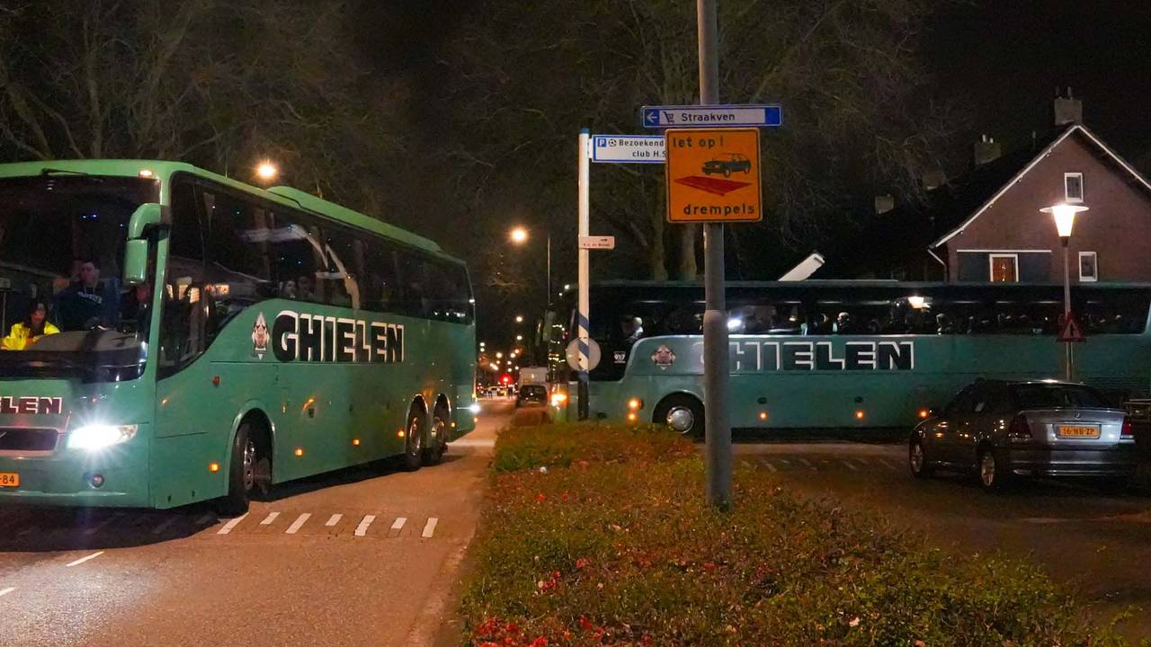 De supporters van VVV zijn met bussen en onder veel politiebegeleiding naar de snelweg begeleid (foto: Harrie Grijseels/SQ Vision). 