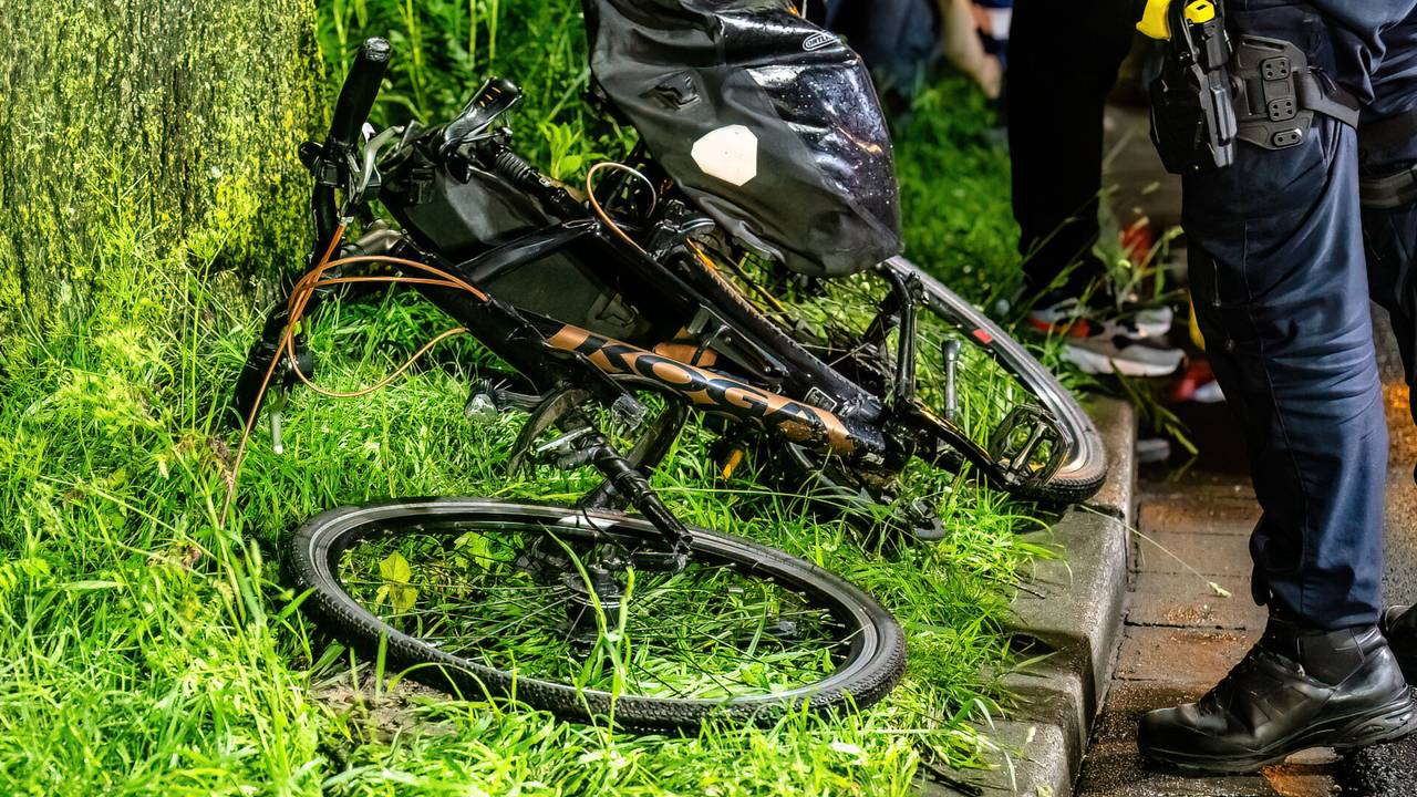 De voorvork van de fiets brak bij de aanrijding op de kruising van de Vlashoflaan met de Sweelincklaan in Tilburg (foto: Jack Brekelmans/SQ Vision).