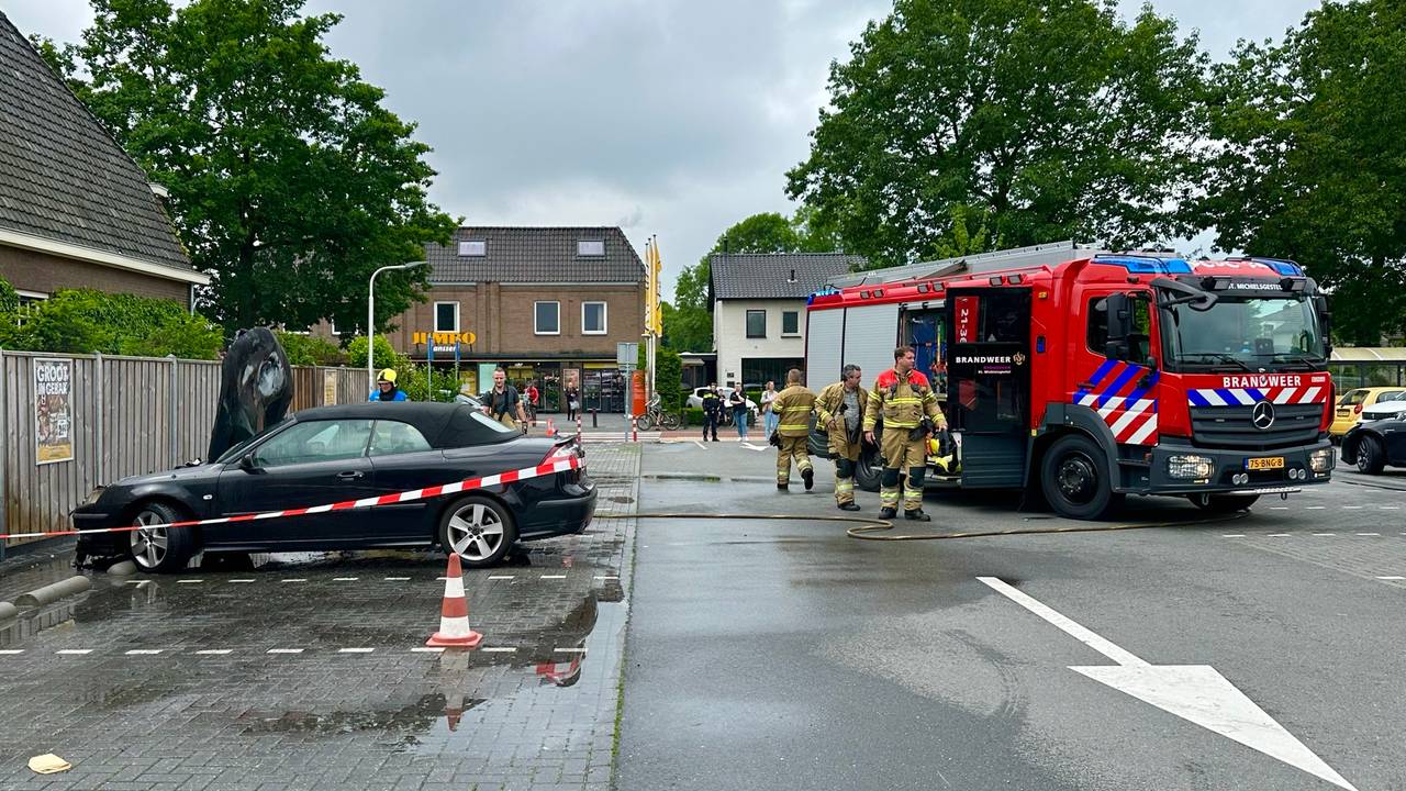 Na de autobrand werd een deel van de parkeerplaats van de Jumbo in Maaskantje afgezet (foto: Sander van Gils/SQ Vision).