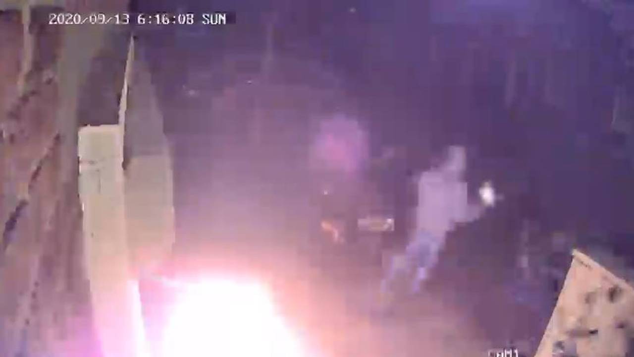 Het moment waarop de motor in brand werd gestoken.