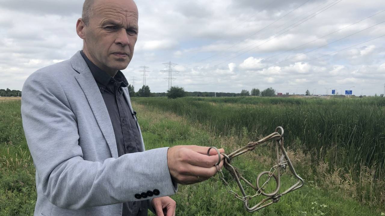 Jan de Wit met een klem die hij vond bij een vossenhol.