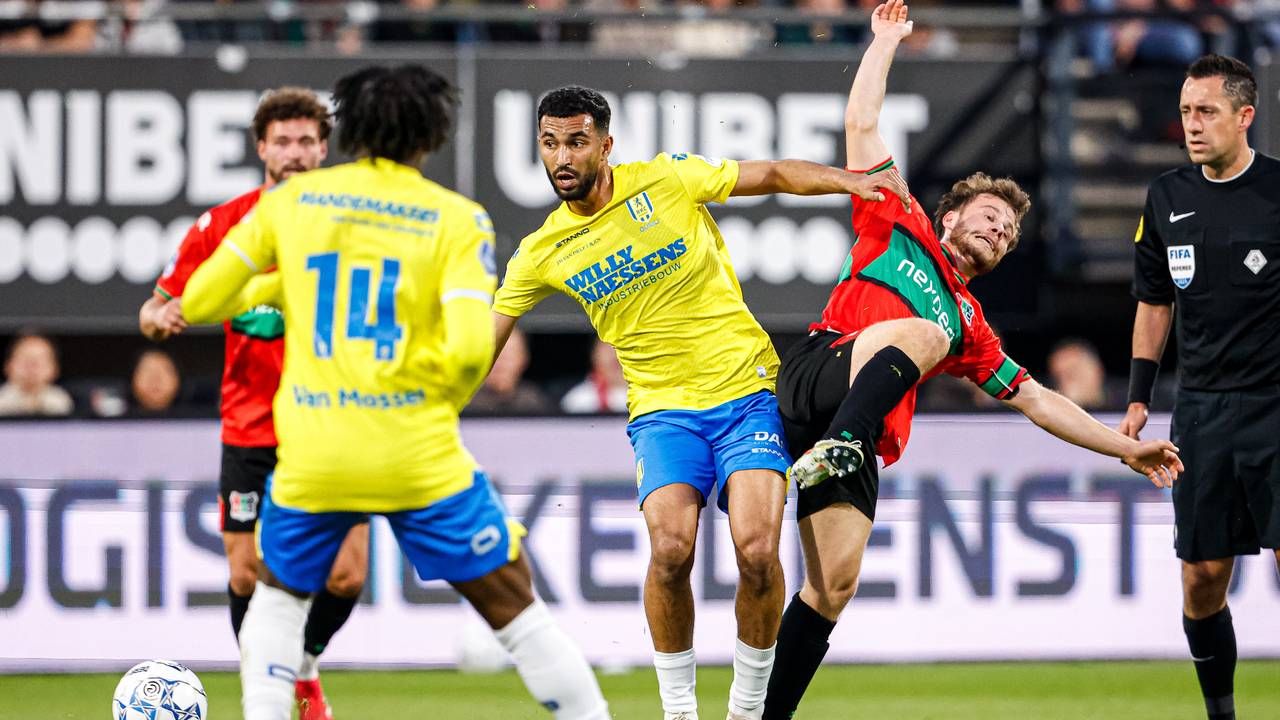 RKC Waalwijk-middenvelder Yassin Oukili wint een duel (foto: Orange Pictures).