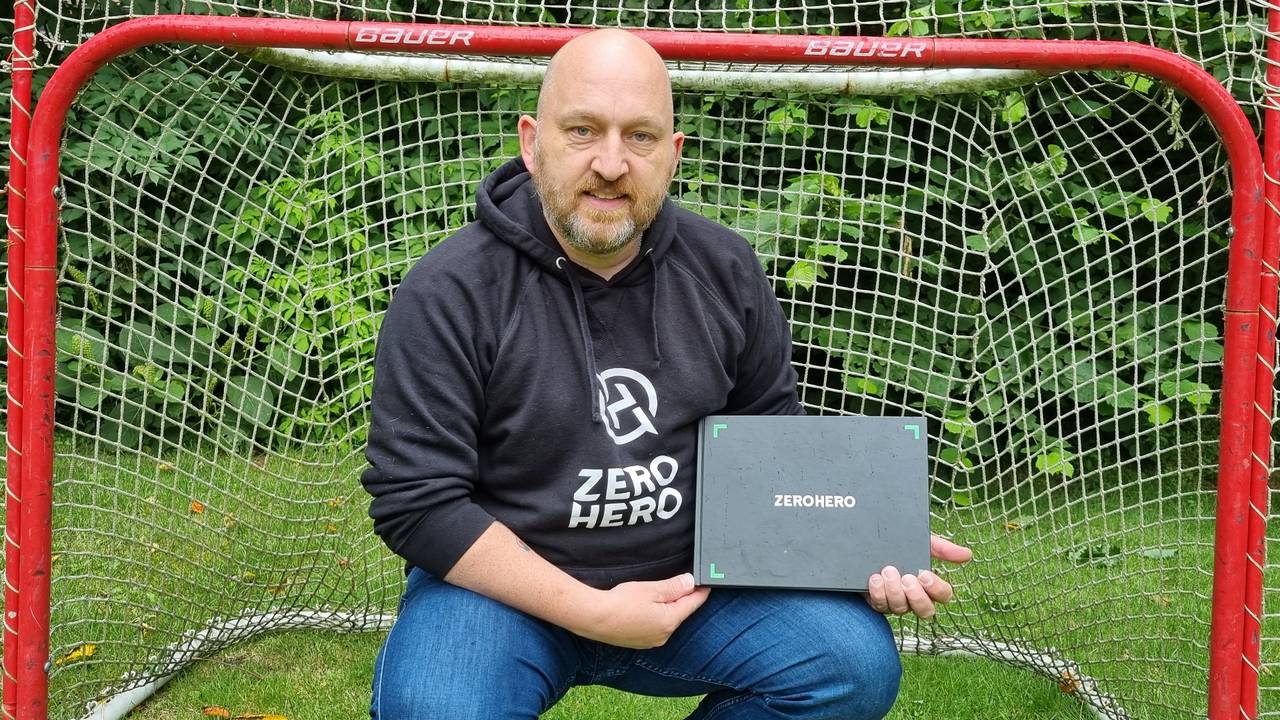 Martijn Buurman met zijn boek. (Foto: Leon Voskamp)