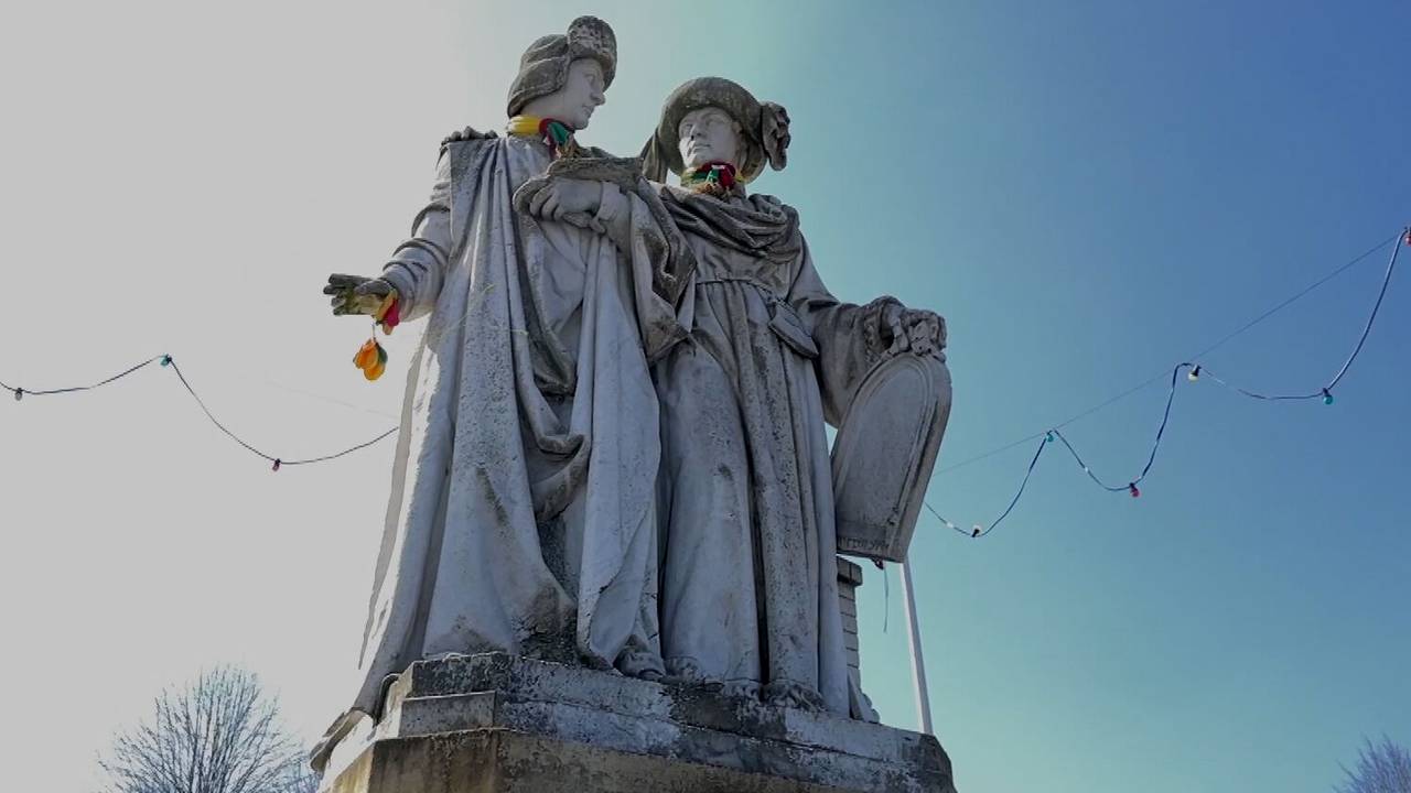 Het standbeeld van de Gebroeders van Eyck in Maaseik (foto: Jos Verkuijlen).