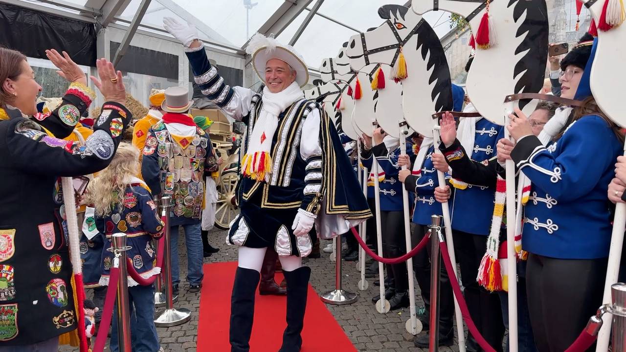 Prins Amadeiro XXVII is normaal alleen tijdens carnaval in Oeteldonk te zien, maar dit weekend maakt hij een uitzondering (foto: Megan Hanegraaf).