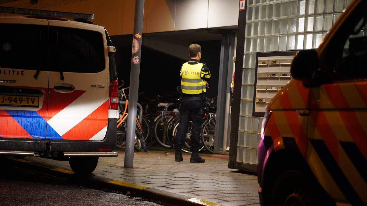 De politie doet onderzoek bij de flat aan het Boksdoornerf in Tilburg (foto: Jeroen Stuve/SQ Vision).