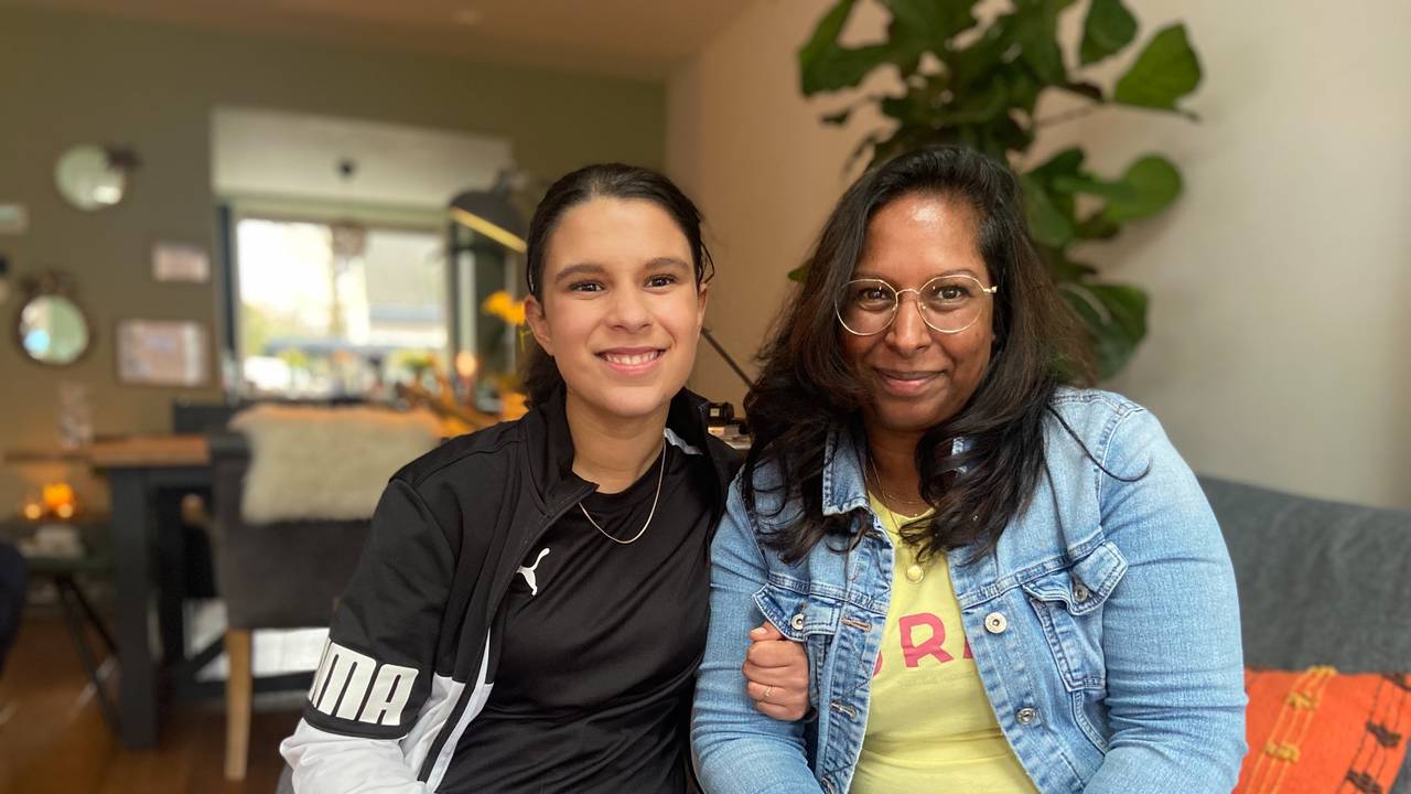 Elinde en haar moeder Indra (Foto: Ilse Schoenmakers).