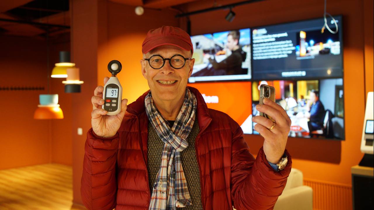 Jan Denneman gaat de deur niet uit zonder zijn luxmeter (foto: Omroep Brabant)