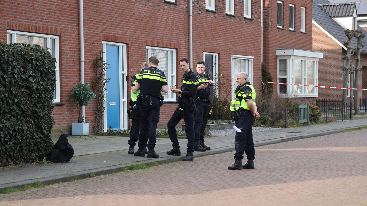 Dode en zwaargewonde bij steekpartij in huis in Boekel (foto: Marco van den Broek/SQ Vision)
