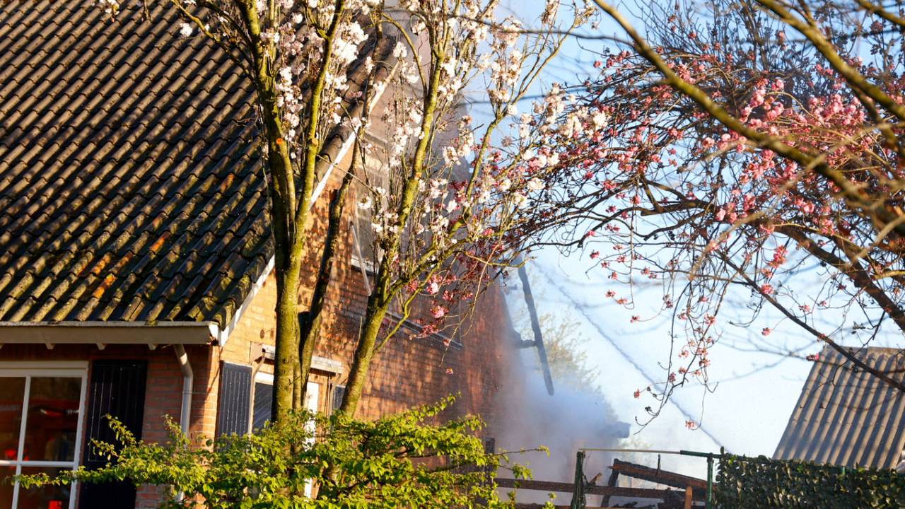 De schuurbrand sloeg over naar de zijkant van het dak (foto: Addy Smits / Persbureau Heitink).