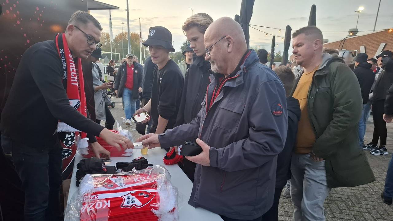 Drukte bij de merchandise van Kozakken Boys (foto: Leon Voskamp).