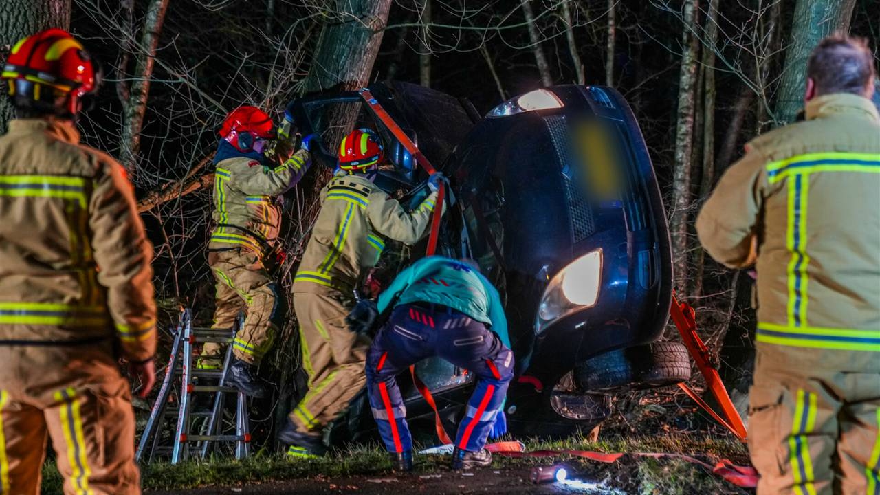 De auto belandde in een greppel naast de Somerenseweg in Sterksel (foto: Dave Hendriks/SQ Vision).