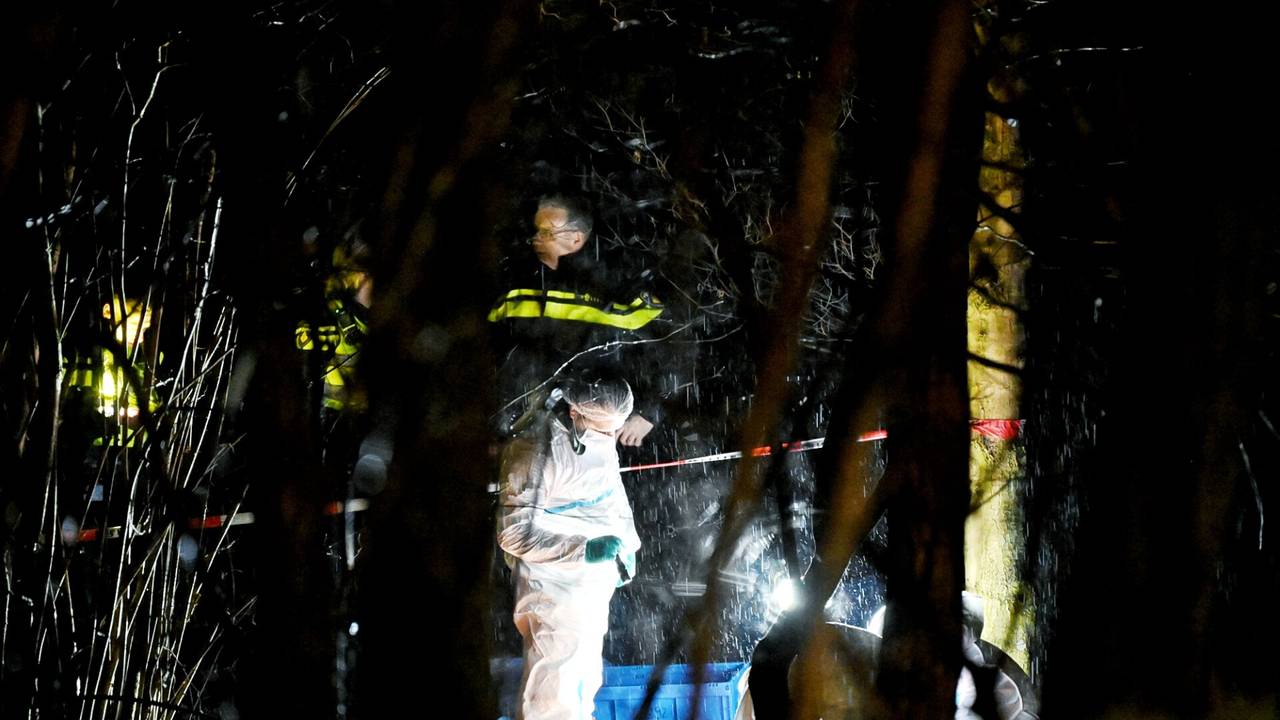 De politie op zoek naar sporen (foto: Toby de Kort/SQ Vision).