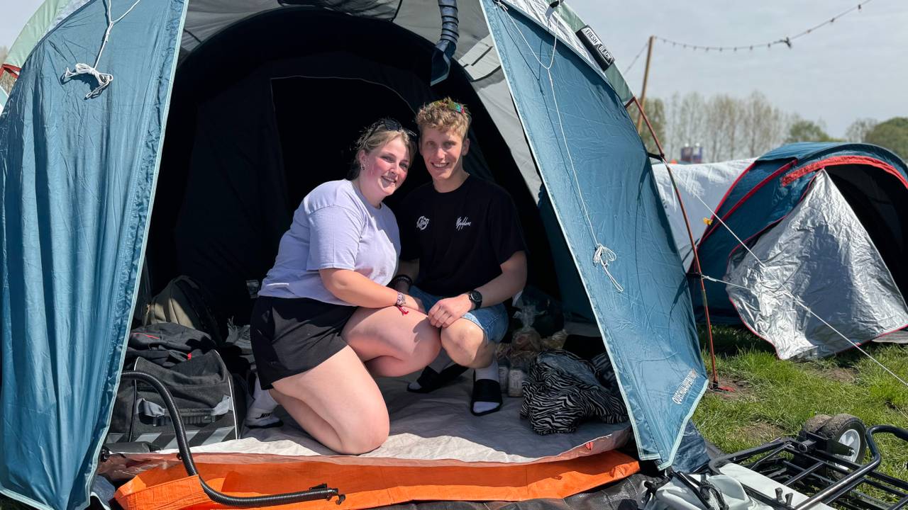 Nicole en Sam in hun liefdesnestje op de festivalcamping van Paaspop (foto: Omroep Brabant).