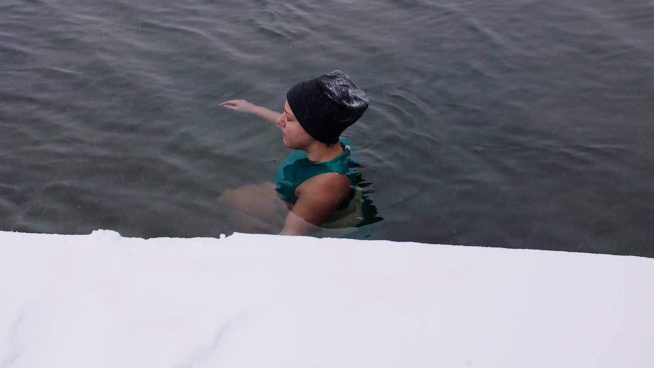 Brrrr!! Zwemmen in ijskoud water tijdens sneeuwval