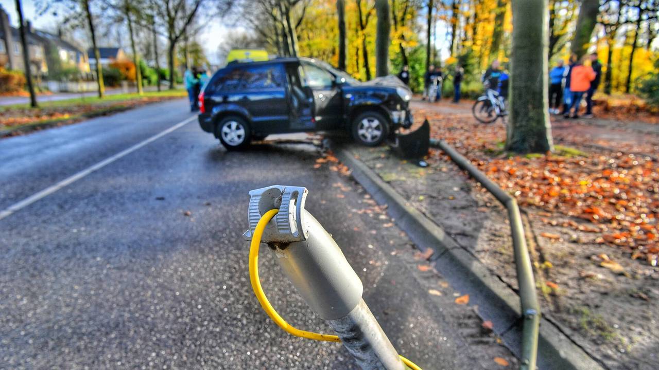 De lantaarnpaal in Veldhoven werd volledig uit de grond gereden (foto: Rico Vogels/SQ Vision).