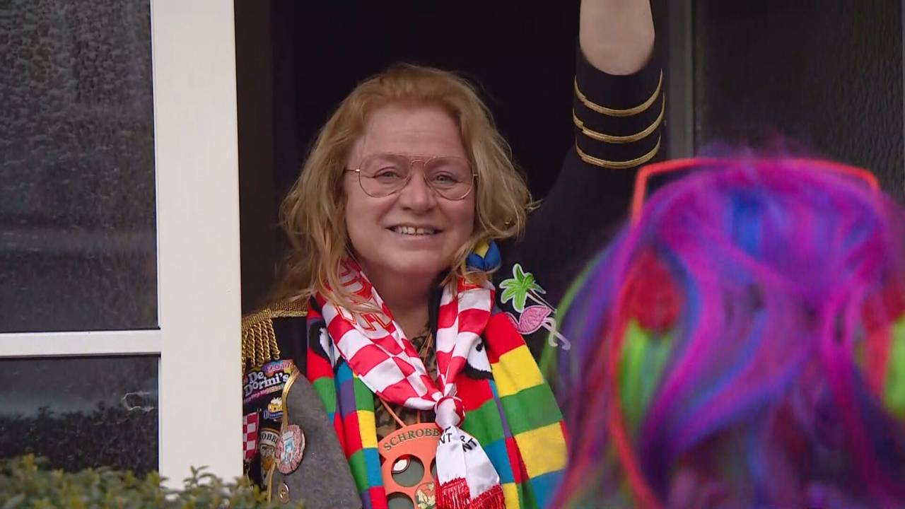 Vriendinnen verrassen Brenda die dit jaar geen carnaval kan vieren