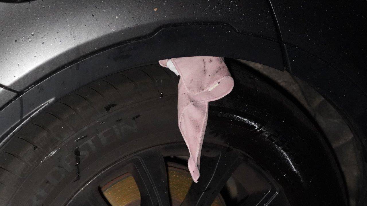 Er wordt rekening gehouden met brandstichting. Op het achterwiel van de auto lag een doek (foto: Bart Meesters).