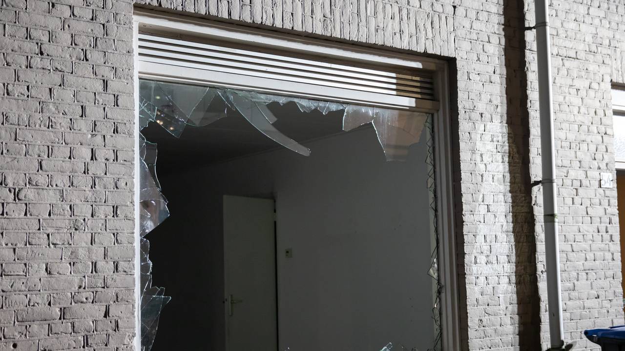 Een van de ramen die de brandweer in Roosendaal moest inslaan (foto: Christian Traets/SQ Vision Mediaprodukties).
