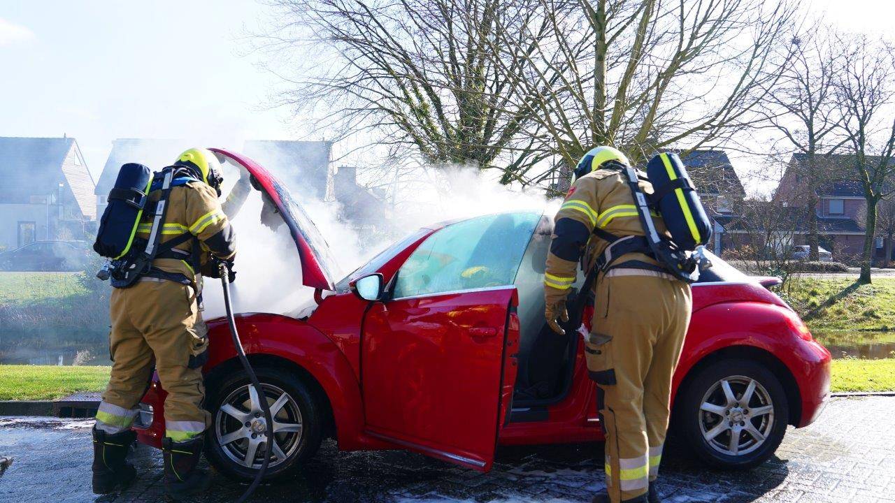 De brandweer nam het blussen over (foto: Bart Meesters/Meesters Multi Media/SQ Vision).