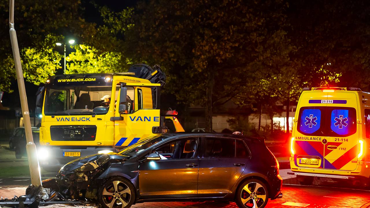 Behalve de ambulance en politie werd ook een bergingsbedrijf ingeschakeld (foto: Gabor Heeres/SQ Vision).