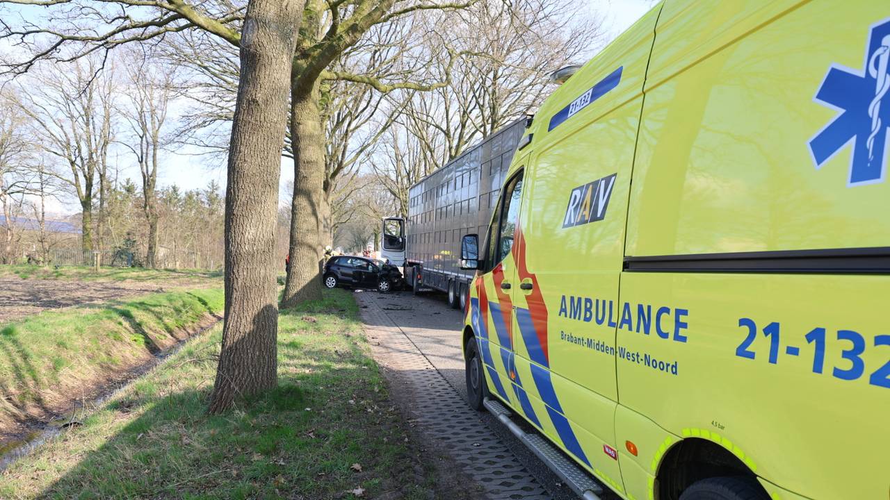 Vrachtwagen en auto botsen op elkaar in Landhort (foto: SK-Media)