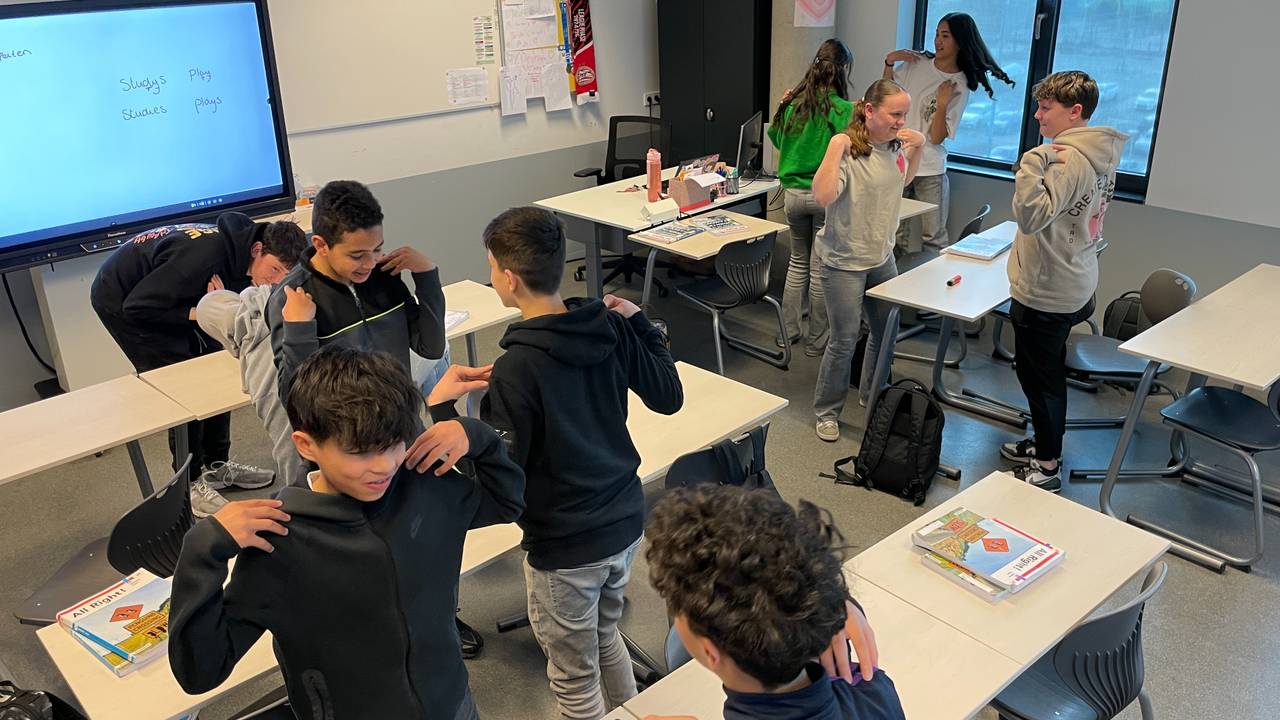 De oefening hoofd, schouders, knie en teen (foto: Rogier van Son).